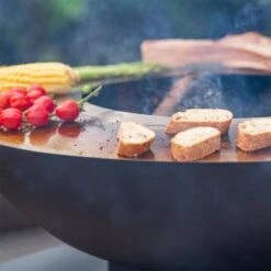 Braséro Barbecue Ø80cm, Planche De Cuisson, Stockage Bois Et Housse -Sweeek fpbbq80kdbk 2c66a32011648ed93608811340cc631e